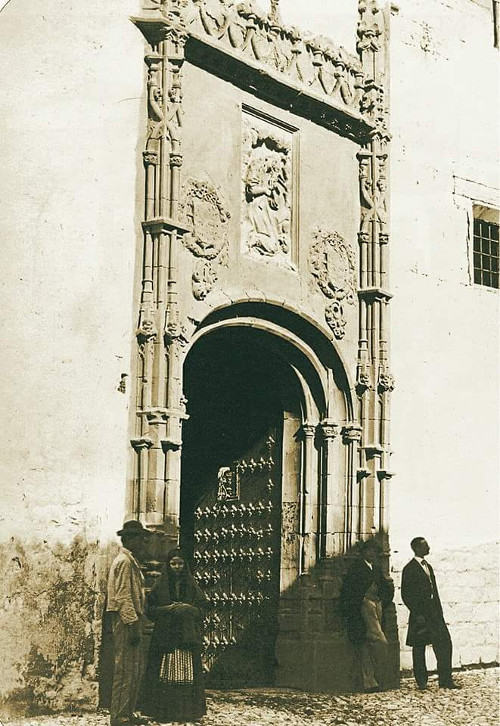 Iglesia de la Magdalena - Iglesia de la Magdalena. 1862. Se pueden ver los aldabones perdidos y una pastira en la izquierda