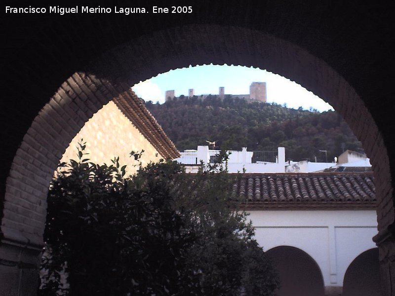 Iglesia de la Magdalena - Iglesia de la Magdalena. Vista del Castillo desde el patio