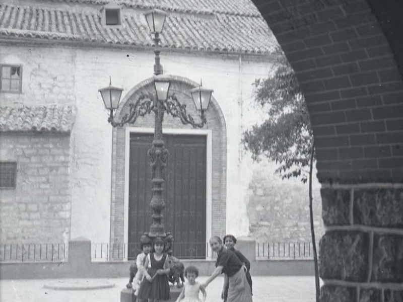 Iglesia de la Magdalena - Iglesia de la Magdalena. Foto antigua. Puerta desaparecida. Archivo IEG