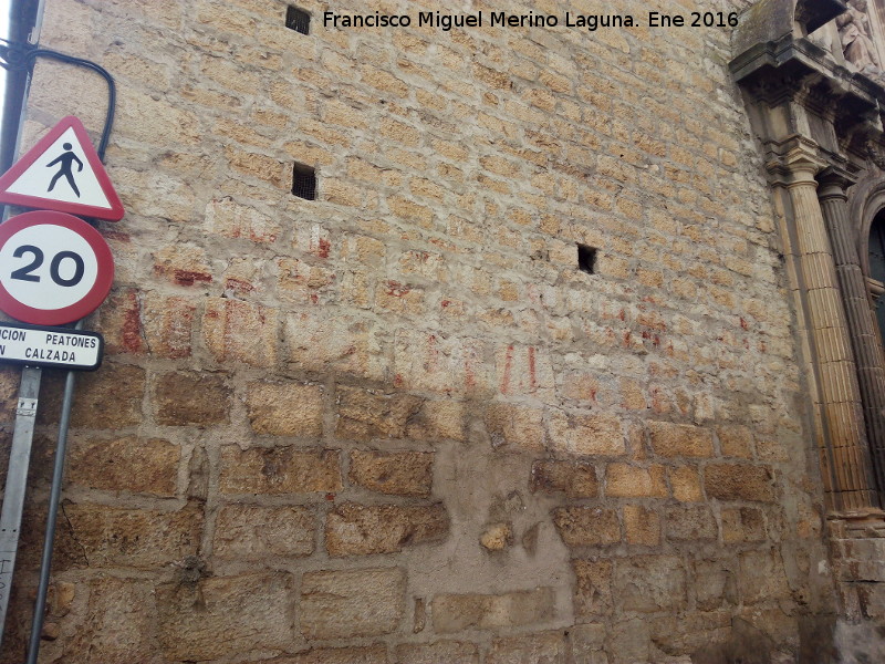 Convento de La Merced - Convento de La Merced. Restos de vtores en la fachada principal