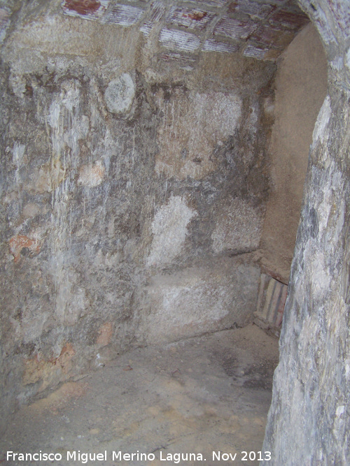Refugio de Santa Marta - Refugio de Santa Marta. Pasillo con muros de piedra