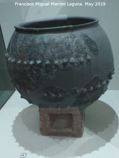 Cstulo. Poblado de la Muela - Cstulo. Poblado de la Muela. Cazuela cermica a mano siglos VII-VI a.C. Museo Arqueolgico de Linares
