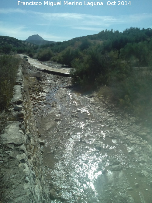 Salinas de San Jos - Salinas de San Jos. Arroyo y muros de contencin. Al fondo la Pea de Martos