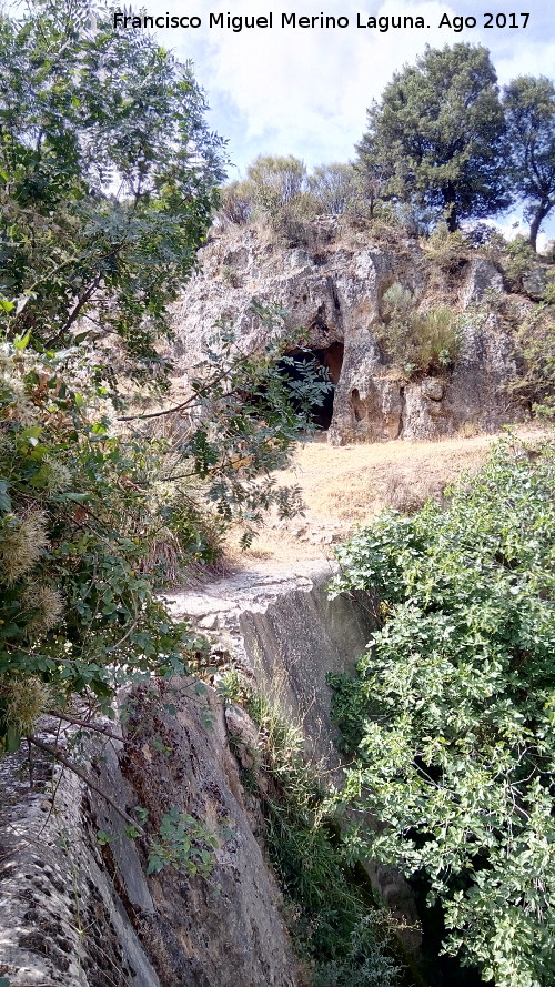 Presa de la Cascada del Tercero - Presa de la Cascada del Tercero. Presa y cueva