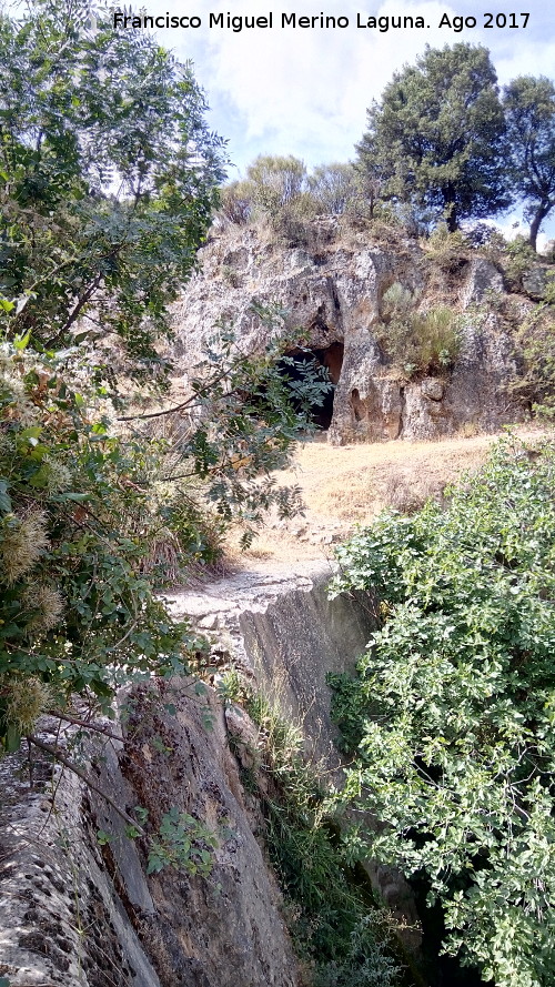 Cueva del Tercero - Cueva del Tercero. Cueva desde la presa