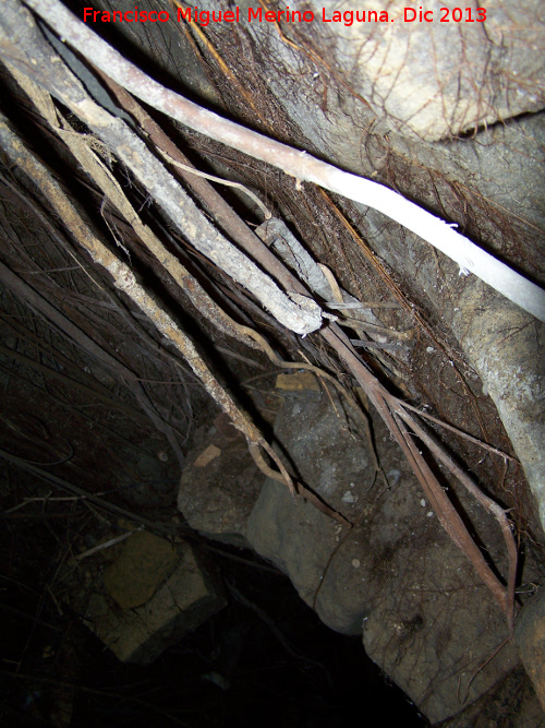 Cueva del Santo - Cueva del Santo. Escaleras de bajada al pozo