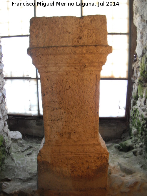Fbrica de salazn fenicia El Majuelo - Fbrica de salazn fenicia El Majuelo. Pedestal con inscripcin romana. Museo Arqueolgico de Almucar