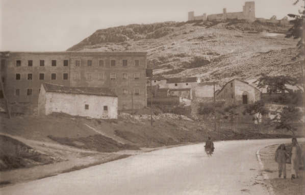 Muralla de Jan. Torren D - Muralla de Jan. Torren D. Carretera de Crdoba 1957. Se puede ver el torren con un habitculo encima