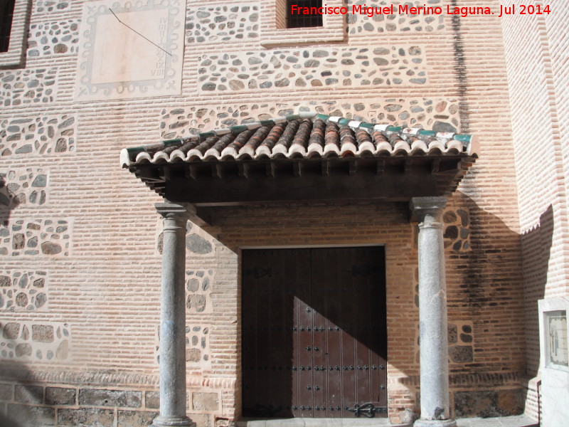 Iglesia de la Encarnacin - Iglesia de la Encarnacin. Porche lateral y reloj de sol