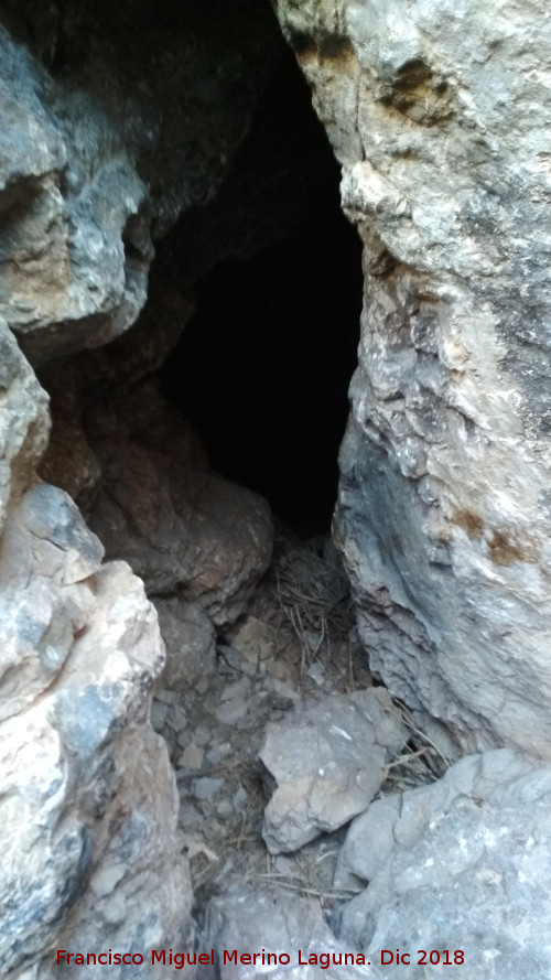 Paso de la Serrezuela - Paso de la Serrezuela. Pequea cueva a la entrada