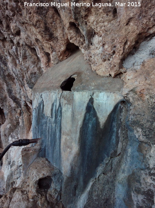 Fuente de los Higuerones - Fuente de los Higuerones. Pared que oculta la fuente