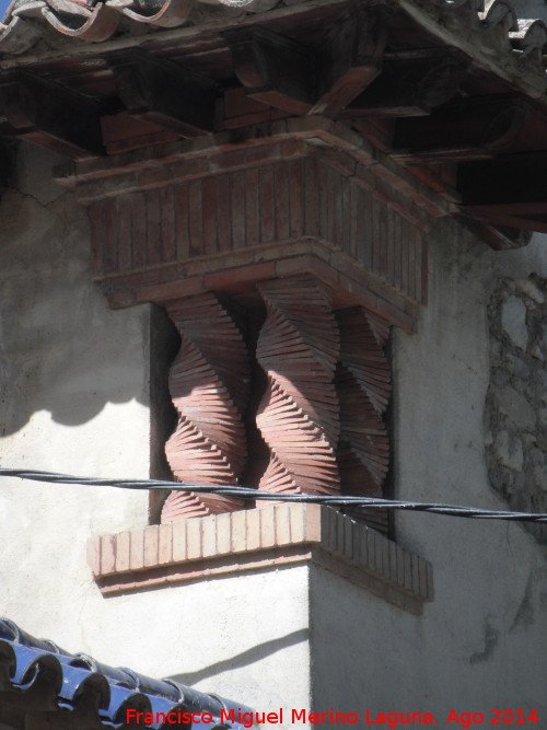 Casera de la Vereda - Casera de la Vereda. Columnas y tejas vidriadas azules