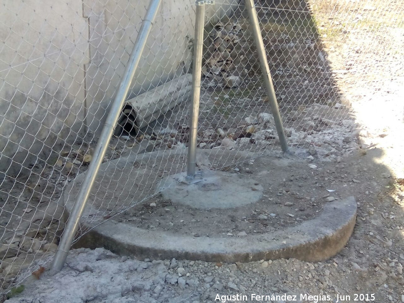 Casera de la Vereda - Casera de la Vereda. Piedras de molino utilizadas como base para la alambrada