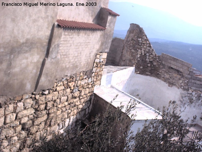 Muralla de Jan. Torren oculto - Muralla de Jan. Torren oculto. Torren oculto por petacas de obra y el arranque de la muralla hacia la carretera de circunvalacin.