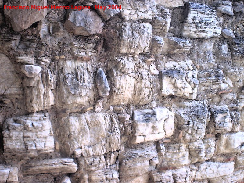 Muralla de Jan. Lienzo desde el Torren desmochado al Torren oculto - Muralla de Jan. Lienzo desde el Torren desmochado al Torren oculto. Detalle del lienzo que parte del torren desmochado sus piedras son minerales