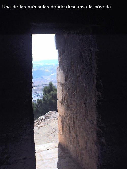 Muralla de Jan. Torren de Vendrines - Muralla de Jan. Torren de Vendrines. Puerta de entrada y grosor de los muros