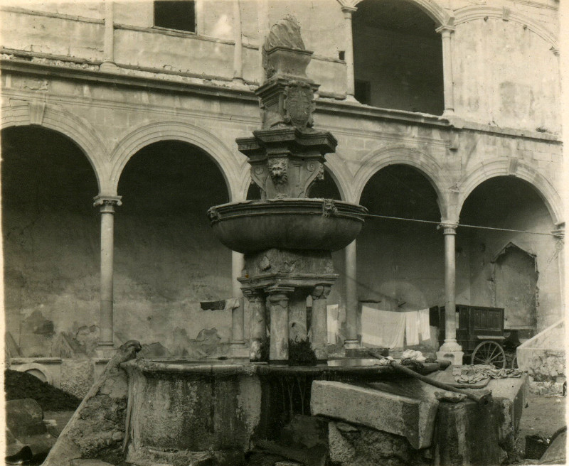 Fuente de Diputacin - Fuente de Diputacin. Foto antigua. En el Convento de la Guardia