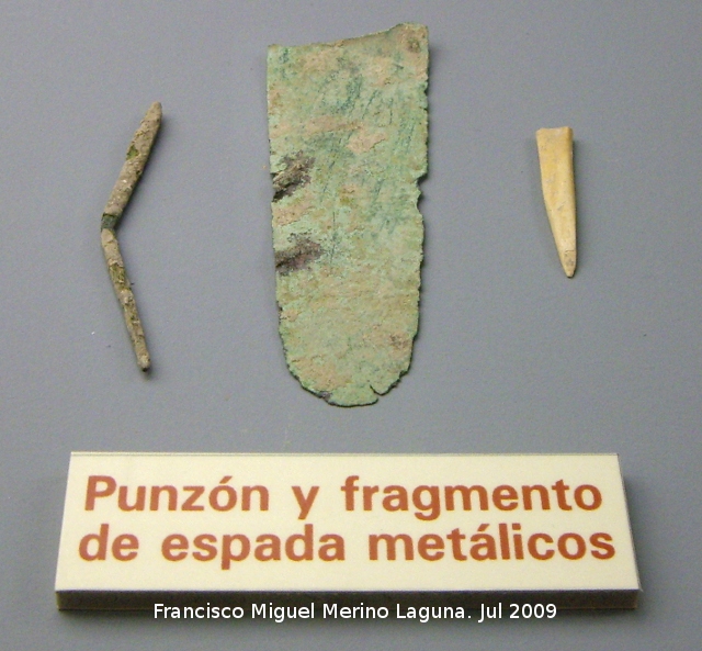 Museo Provincial - Museo Provincial. Punzones y fragmento de espada