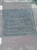 Monumento a Blas Zambrano y su hija Mara. Placa