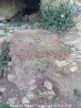 Oppidum de Giribaile. Cueva Santuario. Altar de tierra prensada o adobe