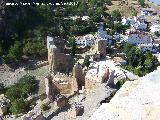 Castillo de La Iruela. Al fondo Santo Domingo