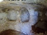Cuevas Piquita. Cueva VI. Pesebres de la cuadra izquierda