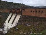 Pantano del Daador. Soltando agua