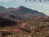 Aldea El Reguelo. Con el Cerro de la Morenica al fondo