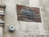 Casa de la Calle Real n 43. Antigua placa de seguros y un aislante