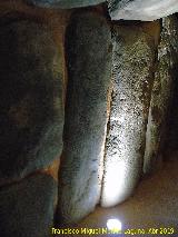 Dolmen de Soto. Ortostatos con petroglifos