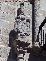 Palacio de los guila. Escudo izquierdo