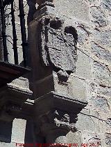 Palacio de los guila. Escudo derecho