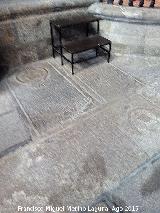 Catedral de vila. Batisterio. Tumbas