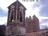 La Torrecilla. Campanario en primer trmino y La Torrecilla al fondo