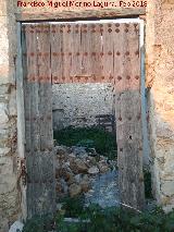 Cortijo Antiguo de Sancho Iiguez. Puerta de clavazn con restos de cruz