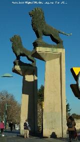 Puente de Piedra. Leones