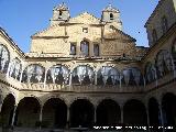 Hospital de Santiago. Patio Central. Con la capilla detrs