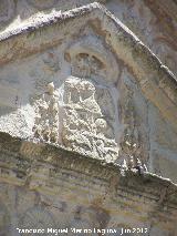 Iglesia de San Pedro. Escudo del frontn de la portada sur