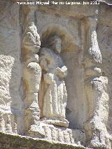 Iglesia de San Pedro. Estatua izquierda de la portada sur