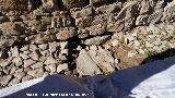 Muralla de Sabiote. Empedrado original con piedra de molino reutilizada