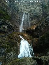 Cascada de la Caldereta. Al fondo la Cascada de Ro Mundo