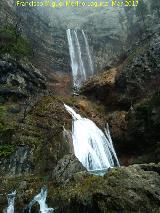 Cascada de la Caldereta. Al fondo la Cascada de Ro Mundo