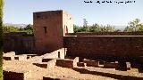 Alhambra. Medina. Casas delante de la Torre del Capitn