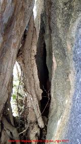 Pinturas rupestres del Abrigo del Cerrajo. Cueva o grieta