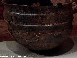 Necrpolis Preibera del Cerro de los Vientos. Urna cineraria realizada a mano y pintada despus de la cocin. Museo Ibero de Jan