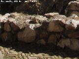 Castillo de Villardompardo. Muro de la excavacin arqueolgica y pavimento en espiga del patio de entrada