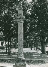 Santuario de la Fuensanta. Foto antigua. Columna rematada con len en las proximidades de la fuente y jardines que hay frente al templo.
