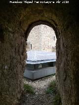 Castillo de la Coracera. Muralla. Puerta del habitculo de una torre esquinera