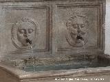 Pilar de la Antequeruela. Mascarones