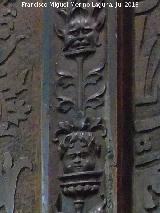 Catedral de Jan. Coro. Mara borda el velo del templo. Cabezas de la pilastra izquierda del espaldar